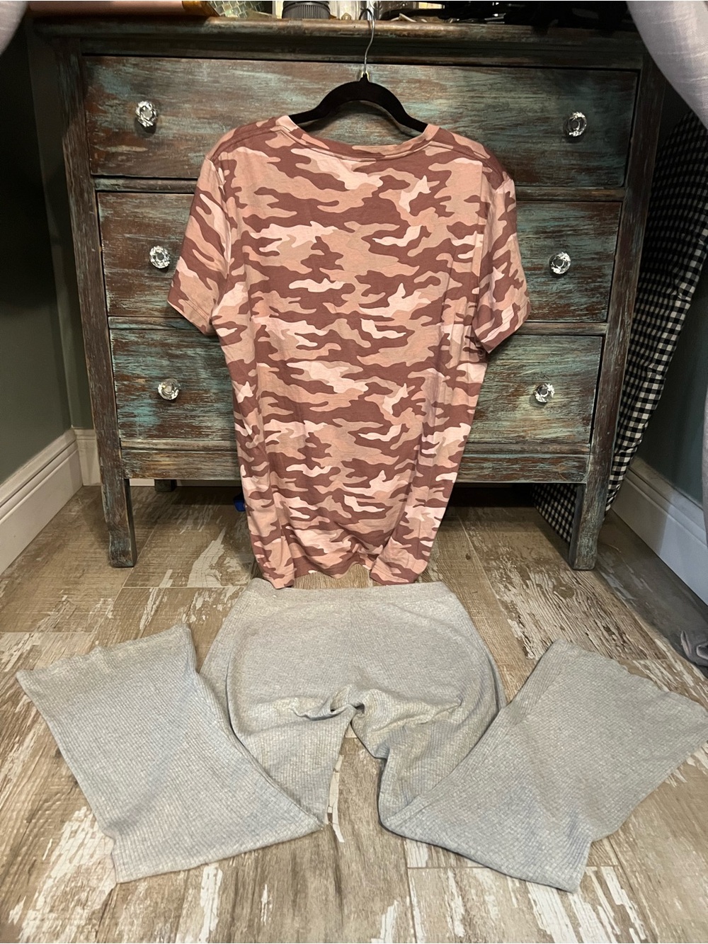 VGUC💗PINK VS 2 pc Sz-M SET!Cotton Rib Flare Leggings&Campus Pink Camo PocketTee! - Picture 3 of 9